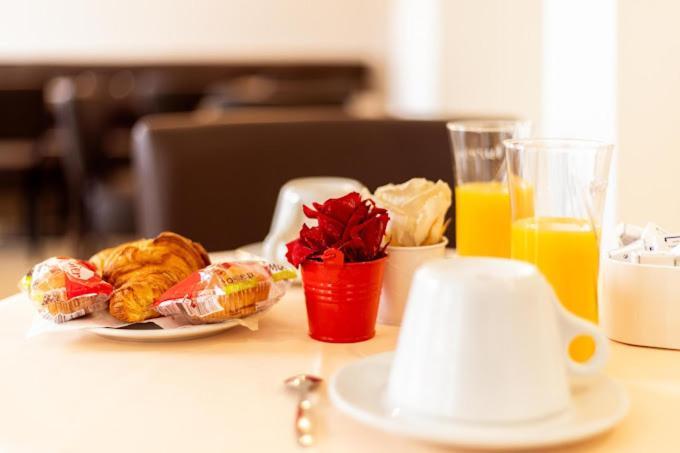 Hotel Le Theatre Suresnes Zewnętrze zdjęcie